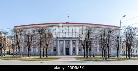 Edificio governativo esterno del Gabinetto dei Ministri o Latvijas Republikas Ministru kabinets e Cancelleria di Stato o Valsts Kancelarija con L. Foto Stock