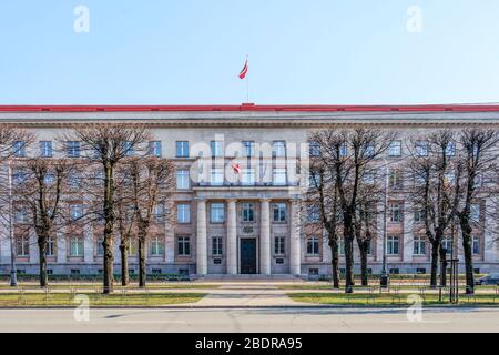 Edificio governativo esterno del Gabinetto dei Ministri o Latvijas Republikas Ministru kabinets e Cancelleria di Stato o Valsts Kancelarija con L. Foto Stock