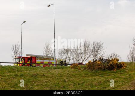 Cork, Irlanda. 9 Aprile 2020. Le piaghe del buon tempo a nord con Gorsefires, Cork City. Con l'arrivo del bel tempo negli ultimi giorni, la parte settentrionale della città di Cork è stata afflitta da incendi boschivi illegali che prendono il tempo prezioso dei nostri servizi di emergenza. Almeno due sono state illuminate nel Glen Park nell'ultima settimana. I vigili del fuoco di Ballyvolane Fire Brigade hanno fortunatamente catturato il fuoco di oggi prima che si diffondesse ulteriormente. Credit: Damian Coleman/Alamy Live News Foto Stock