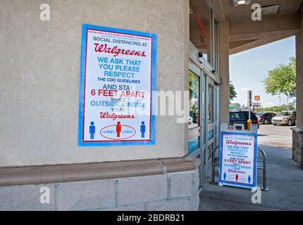 Segno di distanza sociale del coronavirus fuori della farmacia di Walgreens a Lake City, Florida. Foto Stock