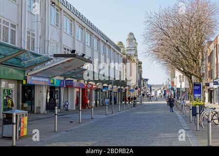 Nella foto: Oxford Street, il principale quartiere dello shopping nel centro della città, è vuota di negozi a Swansea, Galles, Regno Unito. Domenica 22 Marzo 2020 Re: Covid-19 Foto Stock