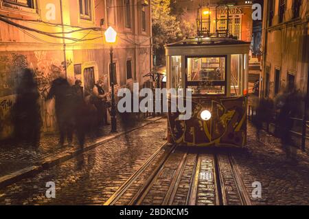 Lisbona - Portogallo, 5 novembre 2018: Lisbona Tram e Funicolare di notte. La funicolare Gloria è una linea ferroviaria della parrocchia civile di S. Foto Stock