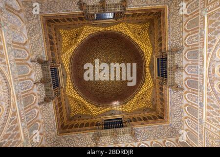 Il "media naranja", o mezzo soffitto arancione nel Salon de Embajadores o Salon degli Ambasciatori, Royal Alcazars, Siviglia, Provincia di Siviglia, Andalu Foto Stock