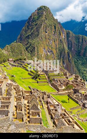 Fotografia verticale della rovina inca Machu Picchu, Cusco, Perù. Foto Stock