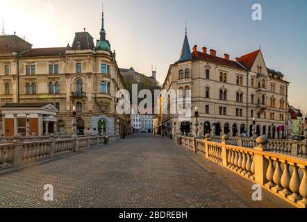 Vista del castello di Lubiana dai ponti tripli nella prima mattina primaverile, Lubiana, Slovenia Foto Stock