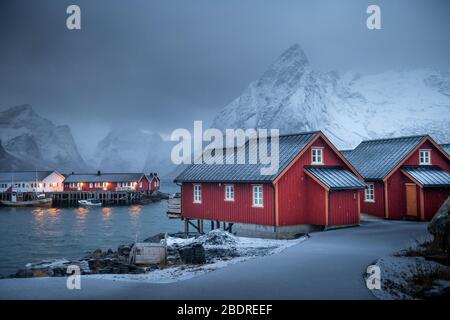 Hamnoy villaggio di pescatori in inverno a Lofoten Island, Norvegia Foto Stock