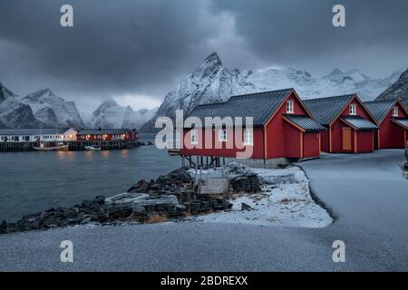 Hamnoy villaggio di pescatori in inverno a Lofoten Island, Norvegia Foto Stock