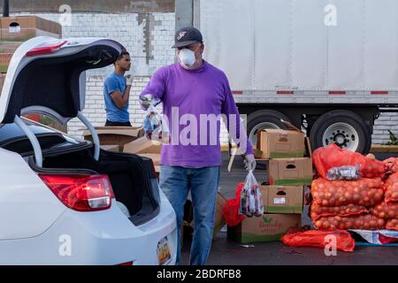 Detroit, Michigan, Stati Uniti. 8 Aprile 2020. Durante la crisi del coronavirus, la Gleaners Community Food Bank distribuisce cibo gratuito ai residenti in difficoltà nel sud-ovest di Detroit. Credit: Jim West/Alamy Live News Foto Stock