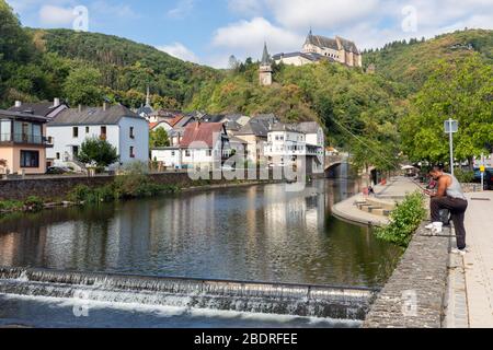 Vianden castello sopra valle e fiume nostro in Lussemburgo Foto Stock