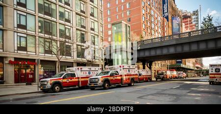 Le ambulanze parcheggiate al di fuori della stazione EMS numero 7 sotto l'High Line Park nel quartiere Chelsea di New York il mercoledì 1 aprile 2020. Si riferisce che FEMA sta inviando 250 ambulanze con equipaggi a New York per aiutare ad alleggerire il carico sugli EMT FDNY e sui paramedici a causa del numero senza precedenti di chiamate. (© Richard B. Levine) Foto Stock