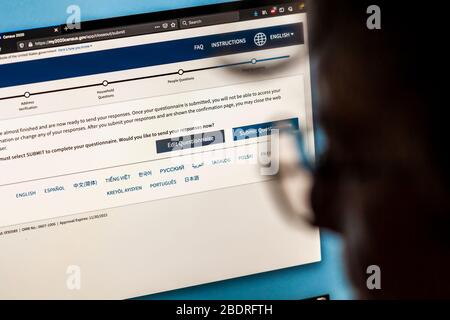 Una donna completa il censimento 2020 sul suo computer Martedì, 31 marzo 2020. Il censimento conta tutti coloro che vivono negli Stati Uniti, cittadini e non cittadini. Per legge viene condotta ogni 10 anni e le informazioni vengono utilizzate per ridistribuire i distretti congressuali e influire sulla distribuzione dei fondi pubblici. (© Richard B. Levine) Foto Stock