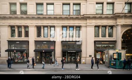 I clienti del Flatiron District di New York praticano pazientemente le distanze sociali mentre attendono di entrare a Eataly sabato 4 aprile 2020. (© Richard B. Levine) Foto Stock