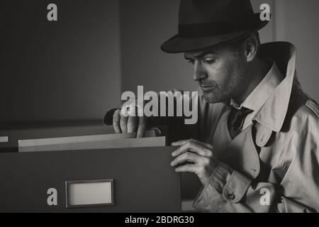 Vintage undercover spy penale Furto di file in un archivio a tarda notte, sicurezza e il furto di dati concept Foto Stock