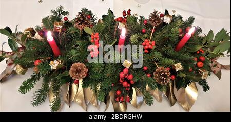 Bel centro di Natale con candele e decorazioni Foto Stock