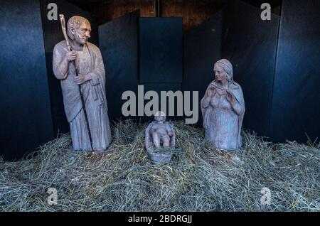 Rappresentazione del tradizionale presepe natalizio con statue in legno Foto Stock