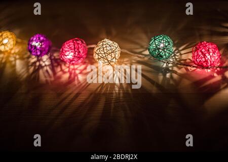 Colorato sfondo luci di natale. Felice anno nuovo. Luci colorate, ghirlande, forma rotonda. Gioco di luci e ombre. Foto Stock