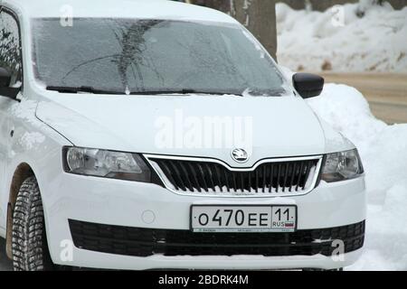 Primo piano del logo Skoda car sulla griglia. Foto Stock