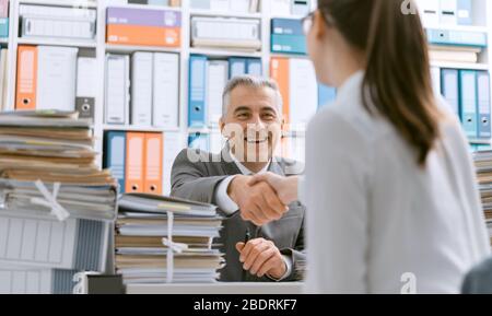 La gente di affari riunione in ufficio e si stringono le mani: accordo, il reclutamento e il concetto di cooperazione Foto Stock