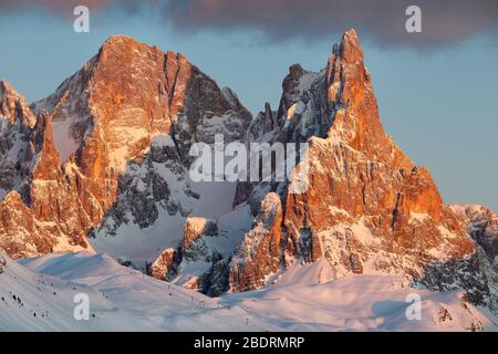 Alpenglow al tramonto sulle vette di Vezzana e Cimon della pala. Le Dolomiti del Trentino nella stagione invernale. Gruppo pale di San Martino. Italia. Foto Stock