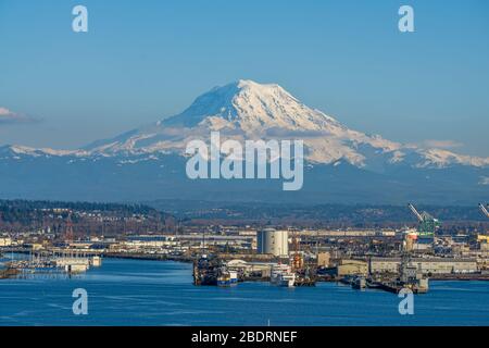 Una vista del Porto di Tacoma con il Monte Rainier in lontananza. Foto Stock