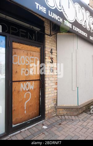 Londra, Canada - 9 aprile 2020. I ristoranti e gli uomini d'affari di tutta la città hanno deciso di salire a bordo piuttosto che correre il rischio di danni. Foto Stock