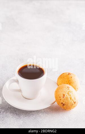 Colazione tradizionale brasiliana - pane e caffè al formaggio, fuoco selettivo. Foto Stock