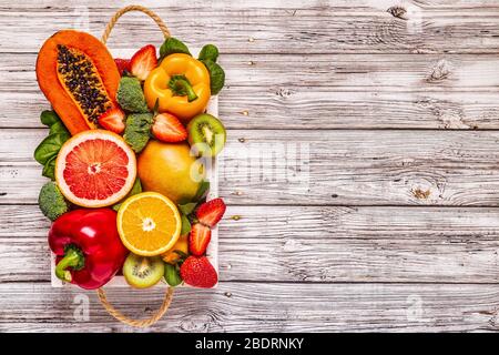 Frutta e verdura ricca di vitamina C nella casella n. Mangiare sano. Vista superiore Foto Stock