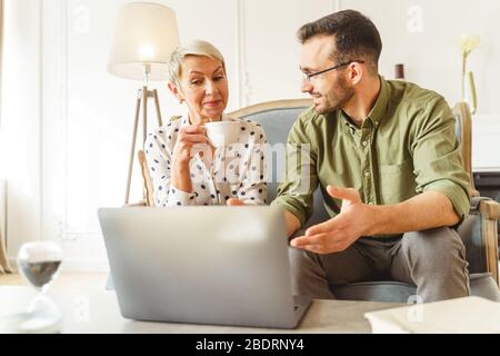 Una donna sorpresa che fissava lo schermo del notebook Foto Stock