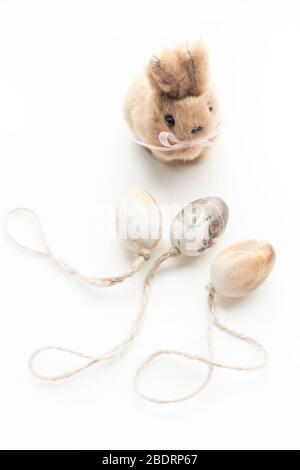 Cute foto creativa con divertente piccolo coniglio e pastello colore uova di pasqua su sfondo bianco Foto Stock