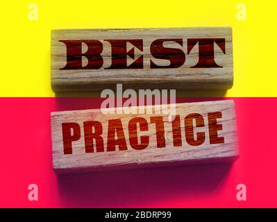 Parole di Best practice su blocchi di legno. Educazione pratica di abrogazione concetto, business startup cpncept Foto Stock