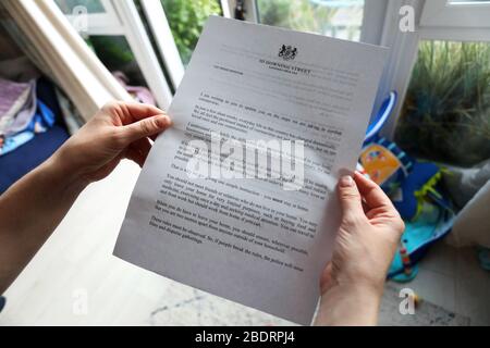 Chichester, West Sussex, UK - lettera pervenuta dal Boris Johnson e dal governo britannico che spiegava la situazione del Coronavirus (Covid-19) nel Regno Unito e la risposta attuale ad esso. Giovedì 9 Aprile 2020 © Sam Stephenson / Alamy Live News. Foto Stock