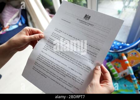 Chichester, West Sussex, UK - lettera pervenuta dal Boris Johnson e dal governo britannico che spiegava la situazione del Coronavirus (Covid-19) nel Regno Unito e la risposta attuale ad esso. Giovedì 9 Aprile 2020 © Sam Stephenson / Alamy Live News. Foto Stock