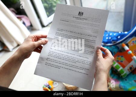 Chichester, West Sussex, UK - lettera pervenuta dal Boris Johnson e dal governo britannico che spiegava la situazione del Coronavirus (Covid-19) nel Regno Unito e la risposta attuale ad esso. Giovedì 9 Aprile 2020 © Sam Stephenson / Alamy Live News. Foto Stock