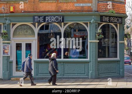 Nella foto: Un taglio Boris Johnson all'interno del bar Perch a Wind Street, Swansea, Galles, Regno Unito. Martedì 24 Marzo 2020 Re: Covid-19 Coronavirus pandemic, UK Foto Stock