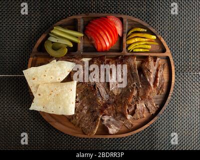 fette di bistecca di manzo servite con pepi e cetrioli di pomodoro e pane piatto Foto Stock