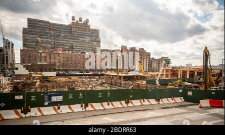 Uno sviluppo residenziale sul sito di un ex stazione di benzina nel quartiere West Chelsea di New York vicino al Parco High Line e Hudson Yards visto il Mercoledì, 8 aprile 2020. Tutti i lavori di costruzione, tranne quelli di emergenza, sono stati interrotti a causa della pandemia COVID-19. Il massiccio terminal dell'Atlante e l'altrettanto imponente edificio di Starrett-Lehigh sono visibili dietro la costruzione. (© Richard B. Levine) Foto Stock