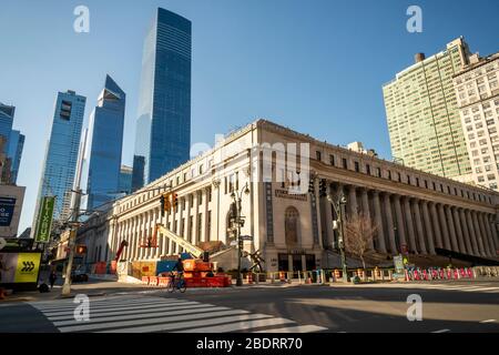 Il James Farley Post Office a New York, presto sarà la Moynihan Station, con lo sviluppo Hudson Yards torreggiante su di esso Lunedi, 6 aprile 2020. (© Richard B. Levine) Foto Stock