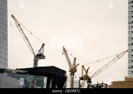 Sviluppo nei cantieri Hudson e dintorni di New York domenica 6 aprile 2020. New York ha sospeso tutti i lavori di costruzione non di emergenza durante la pandemia COVID-19. (© Richard B. Levine) Foto Stock