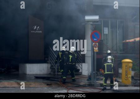 Madrid, Spagna - 8 aprile 2020 incendio nella concessionaria Hyundai in stato di allarme completo a causa di coronavirus dovuto a un corto circuito elettrico. Foto Stock