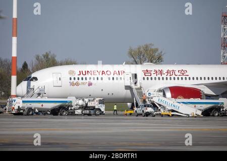 Otopeni, Romania - 9 aprile 2020: Aereo Boeing 787 della Juneyao Airlines all'Aeroporto Internazionale Henri Coanda. Foto Stock