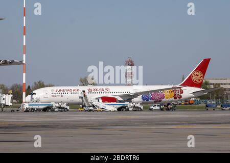 Otopeni, Romania - 9 aprile 2020: Aereo Boeing 787 della Juneyao Airlines all'Aeroporto Internazionale Henri Coanda. Foto Stock