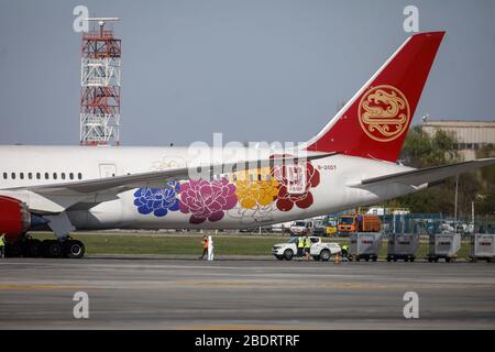 Otopeni, Romania - 9 aprile 2020: Aereo Boeing 787 della Juneyao Airlines all'Aeroporto Internazionale Henri Coanda. Foto Stock