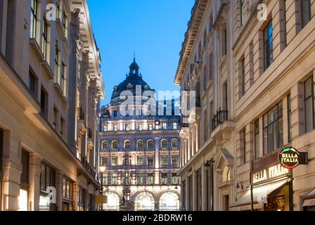 Grande magazzino tradizionale Tudor Revival architettura Liberty London Libertys Regent Street, Soho, Londra W1B 5AH di Edwin Stanley Hall Thomas Hall Foto Stock