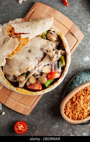 stufato di agnello con agnello e verdure ricoperte di pane piatto Foto Stock