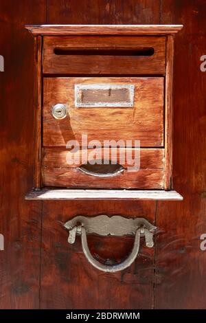 cassetta postale in legno vintage su una porta in legno. Alcudia, Maiorca Foto Stock