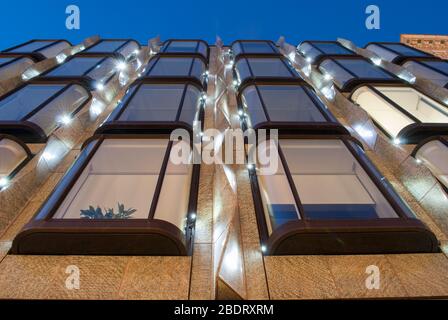 2010s architettura facciata elevazione luci illuminazione luci LED luci 50 New Bond Street, Londra W1S di Eric Parry Architects Foto Stock