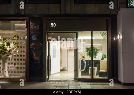 2010s architettura facciata elevazione luci illuminazione luci LED luci 50 New Bond Street, Londra W1S di Eric Parry Architects Foto Stock