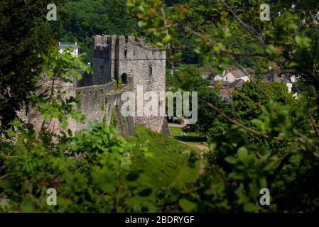 Il Castello di Chepstow sorge accanto al fiume Wye nel Monmouthshire, nel Galles del Sud Foto Stock