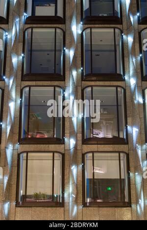 2010s architettura facciata elevazione luci illuminazione luci LED luci 50 New Bond Street, Londra W1S di Eric Parry Architects Foto Stock