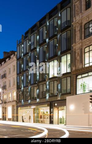 2010s architettura facciata elevazione luci illuminazione luci LED luci 50 New Bond Street, Londra W1S di Eric Parry Architects Foto Stock